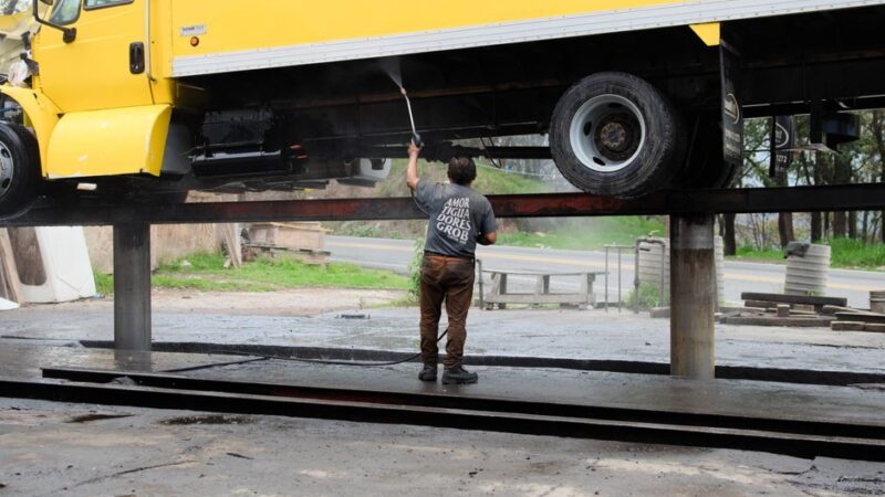 Snow foam voor effectieve reiniging van vrachtwagens