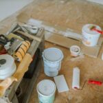 Een professionele vakman repareert een beschadigde gietvloer voor een strak en egaal resultaat in een moderne woning.