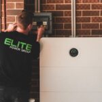 Illustratie van een slimme thuisbatterij die energie opslaat voor een efficiënter energienetwerk in huis.